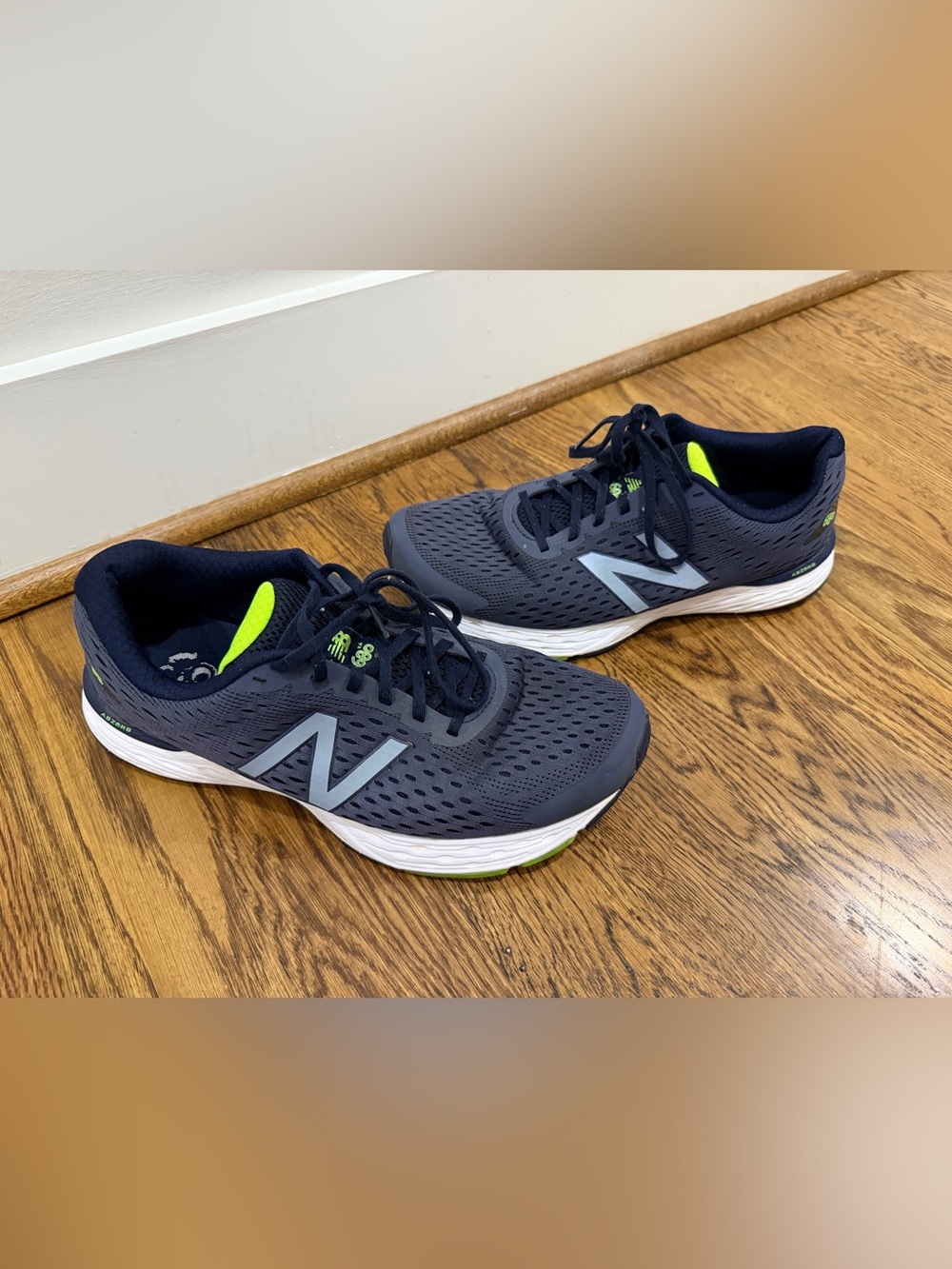 Mens New Balance 680 Navy Athletic Running Shoes size 11.5